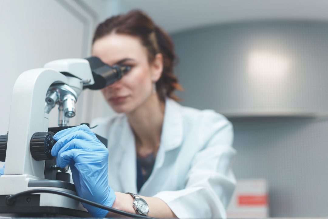 Cientista pesquisando no microscópio